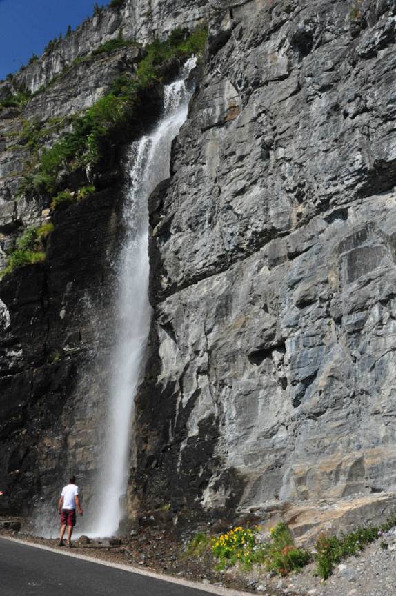 Chegando de perto as águas geladas de cachoeira em plena estrada do Glacier National Park, em Montana, nos Estados Unidos